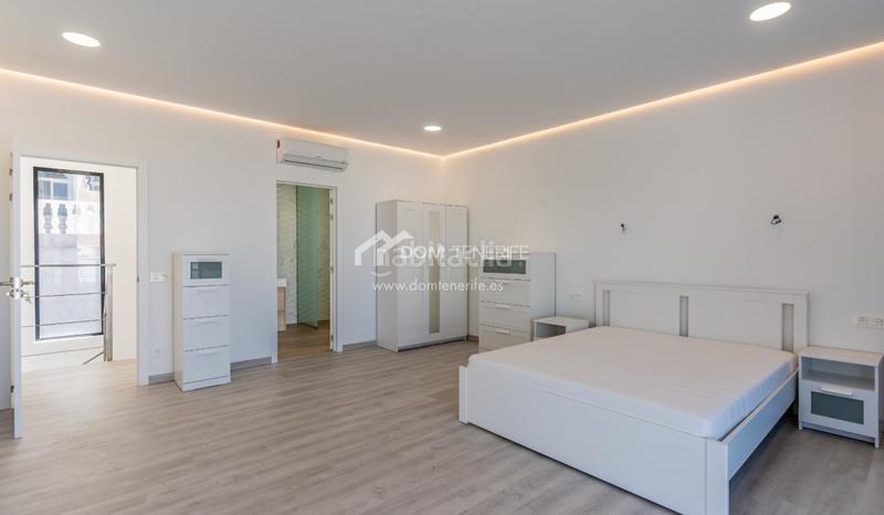 Foto f03845de-ac9b-49cb-8e91-3315145e4cc4. Casa descubra esta impresionante villa de nueva construcción situada en la prestigiosa zona de el madroñal, costa . ubicada en una en Adeje