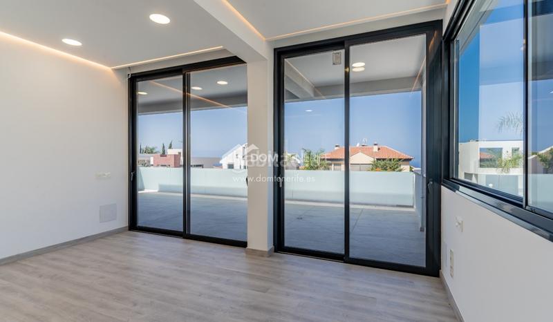 Foto f1d76028-5b1d-456b-b2e3-616652baf873. Casa descubra esta impresionante villa de nueva construcción situada en la prestigiosa zona de el madroñal, costa . ubicada en una en Adeje