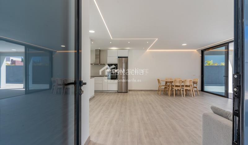 Foto f2a22ec3-76ec-4031-883f-63169c2bbec7. Casa descubra esta impresionante villa de nueva construcción situada en la prestigiosa zona de el madroñal, costa . ubicada en una en Adeje