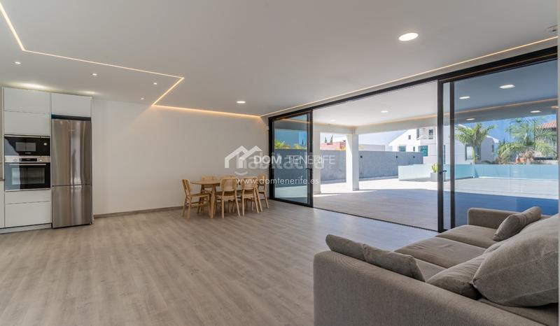 Foto f770f908-9c24-4480-99bf-8284c0553e94. Casa descubra esta impresionante villa de nueva construcción situada en la prestigiosa zona de el madroñal, costa . ubicada en una en Adeje