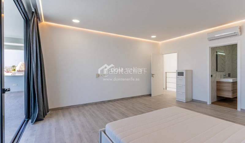 Foto fec36e9e-c6af-4127-8bd1-624d14af5386. Casa descubra esta impresionante villa de nueva construcción situada en la prestigiosa zona de el madroñal, costa . ubicada en una en Adeje
