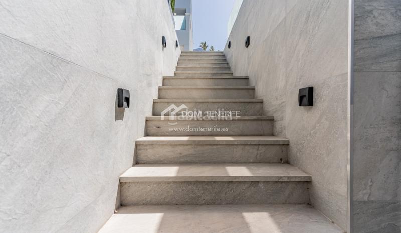 Foto ff2877f7-a7b4-4ed3-bd7e-e473184f6412. Casa descubra esta impresionante villa de nueva construcción situada en la prestigiosa zona de el madroñal, costa . ubicada en una en Adeje