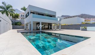 Casa a Playa Fañabé Alto. En venta  el madroñal  adejevilla con piscina privada en el madr