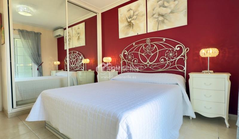 Foto 0ad84d67-e37c-4a43-a232-7384cd16ecdc. Casa nos complace presentar esta espaciosa y elegante casa pareada en venta en la codiciada zona de el madroñal, costa . con una s en Adeje