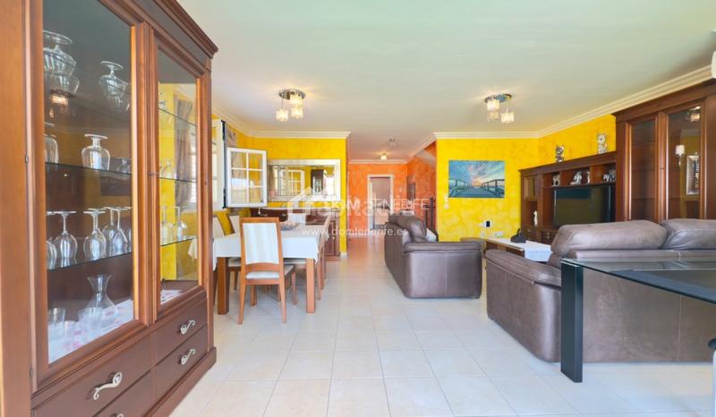 Foto 0dd354d8-cd2d-4295-893b-26d79f366f33. Casa nos complace presentar esta espaciosa y elegante casa pareada en venta en la codiciada zona de el madroñal, costa . con una s en Adeje