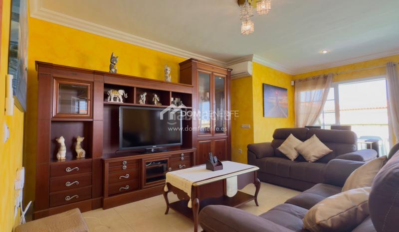 Foto 11c1353b-32f9-4bf8-96d9-a1f9e9520791. Casa nos complace presentar esta espaciosa y elegante casa pareada en venta en la codiciada zona de el madroñal, costa . con una s en Adeje