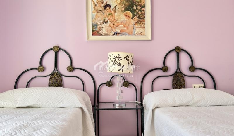 Foto 122e2a80-9f90-4226-8460-0e860f4eddf7. Casa nos complace presentar esta espaciosa y elegante casa pareada en venta en la codiciada zona de el madroñal, costa . con una s en Adeje