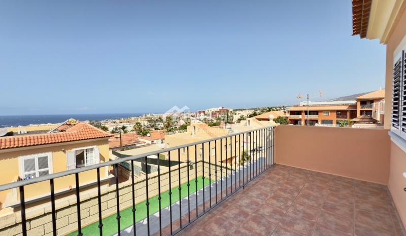 Foto 1fe4956a-e9d1-4cc5-b3e1-d9d275aa9c00. Casa nos complace presentar esta espaciosa y elegante casa pareada en venta en la codiciada zona de el madroñal, costa . con una s en Adeje