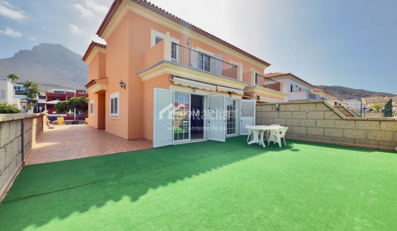 Foto 26cdf918-0c85-4cac-8c4f-10fd84a3ae09. Casa nos complace presentar esta espaciosa y elegante casa pareada en venta en la codiciada zona de el madroñal, costa . con una s en Adeje