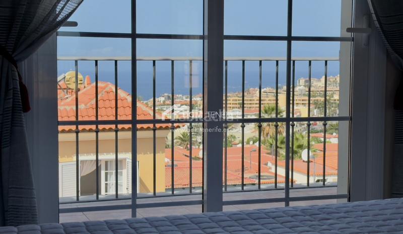 Foto 527e9364-b93b-449b-936c-79a0619ab6a4. Casa nos complace presentar esta espaciosa y elegante casa pareada en venta en la codiciada zona de el madroñal, costa . con una s en Adeje