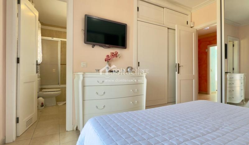 Foto 6a765143-685b-4dbf-a9e4-072fd478e7c6. Casa nos complace presentar esta espaciosa y elegante casa pareada en venta en la codiciada zona de el madroñal, costa . con una s en Adeje