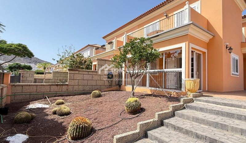 Foto 6e04efe5-6085-4ddd-9f16-6f5a3bb043fb. Casa nos complace presentar esta espaciosa y elegante casa pareada en venta en la codiciada zona de el madroñal, costa . con una s en Adeje