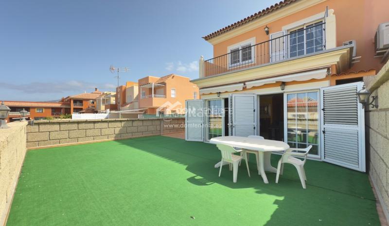 Foto 7951fdd9-ad35-44e4-ba37-b9029afc2616. Casa nos complace presentar esta espaciosa y elegante casa pareada en venta en la codiciada zona de el madroñal, costa . con una s en Adeje