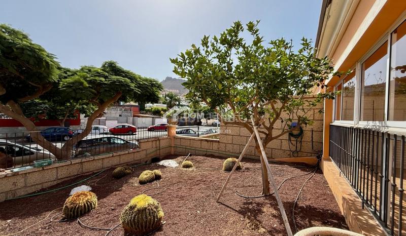 Foto 7ba00fcd-ba6b-43e3-b83c-fb8cc1bbb3b4. Casa nos complace presentar esta espaciosa y elegante casa pareada en venta en la codiciada zona de el madroñal, costa . con una s en Adeje