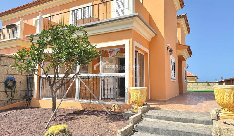 Foto 855dd628-aaef-4a72-ab59-8bb1841e36b6. Casa nos complace presentar esta espaciosa y elegante casa pareada en venta en la codiciada zona de el madroñal, costa . con una s en Adeje
