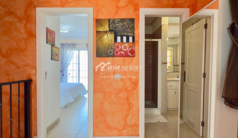 Foto 8e6e4a74-2ad2-4703-9967-685902d39482. Casa nos complace presentar esta espaciosa y elegante casa pareada en venta en la codiciada zona de el madroñal, costa . con una s en Adeje