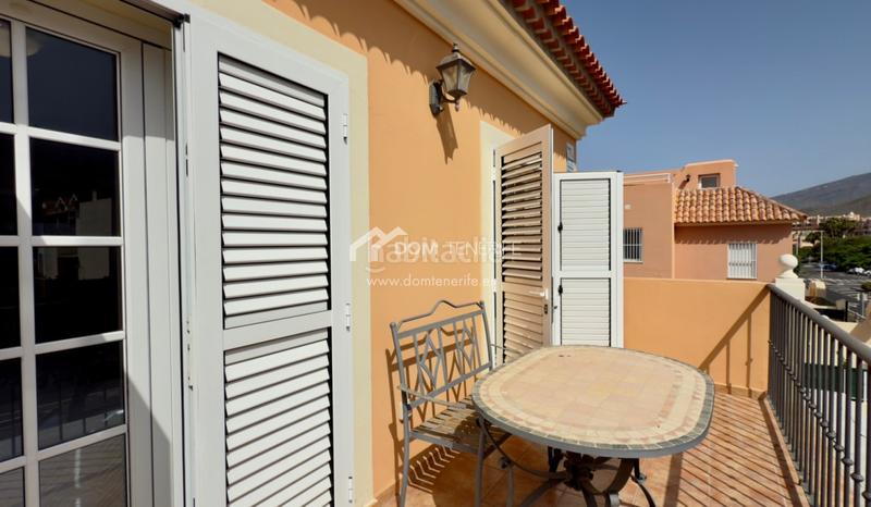 Foto 99768f7f-5869-4a9b-8224-b7a0dce51f72. Casa nos complace presentar esta espaciosa y elegante casa pareada en venta en la codiciada zona de el madroñal, costa . con una s en Adeje