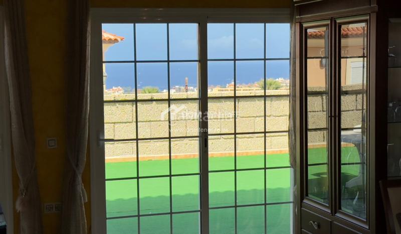 Foto 9e6cbe3a-6276-409f-b207-5e659668eab8. Casa nos complace presentar esta espaciosa y elegante casa pareada en venta en la codiciada zona de el madroñal, costa . con una s en Adeje