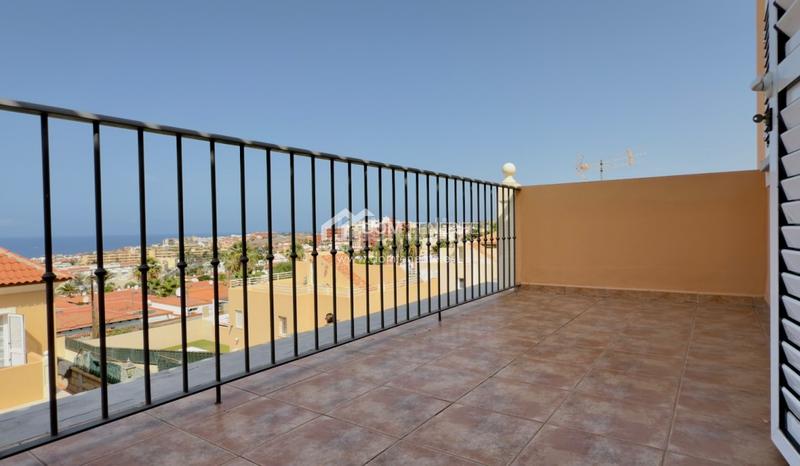 Foto 9e9e35e9-41f2-440f-8a52-ad0b850f73aa. Casa nos complace presentar esta espaciosa y elegante casa pareada en venta en la codiciada zona de el madroñal, costa . con una s en Adeje