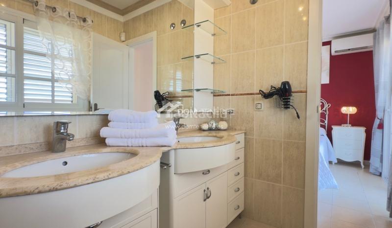 Foto b8f59591-035c-4499-9497-4ef447137d7f. Casa nos complace presentar esta espaciosa y elegante casa pareada en venta en la codiciada zona de el madroñal, costa . con una s en Adeje