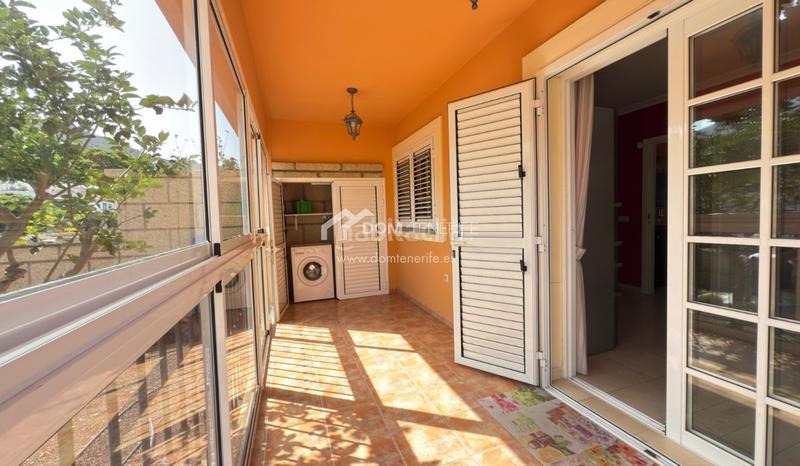 Foto c0d578ec-d7cf-491e-a238-4ac74b9dbf1b. Casa nos complace presentar esta espaciosa y elegante casa pareada en venta en la codiciada zona de el madroñal, costa . con una s en Adeje