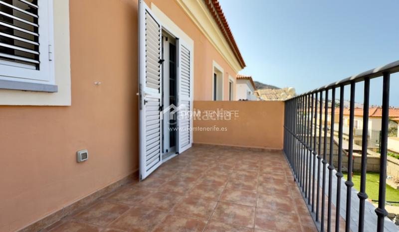 Foto c49a4b4c-6948-4864-8f47-9bb233a9a0ad. Casa nos complace presentar esta espaciosa y elegante casa pareada en venta en la codiciada zona de el madroñal, costa . con una s en Adeje