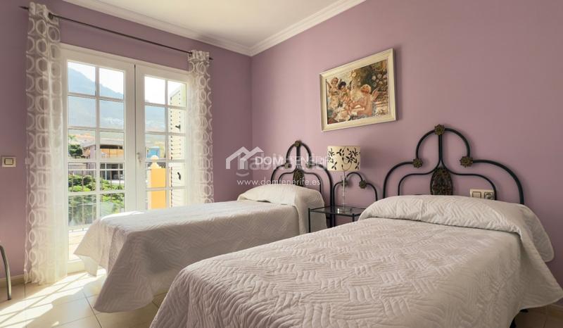 Foto c5d6bcb1-1154-4c5f-a838-774cf0974302. Casa nos complace presentar esta espaciosa y elegante casa pareada en venta en la codiciada zona de el madroñal, costa . con una s en Adeje