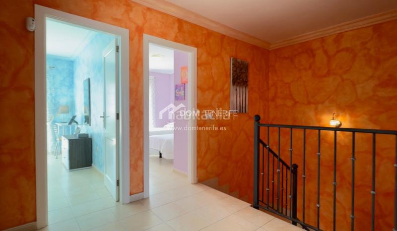 Foto cfc63044-4ae9-440d-8cbf-df407422345e. Casa nos complace presentar esta espaciosa y elegante casa pareada en venta en la codiciada zona de el madroñal, costa . con una s en Adeje