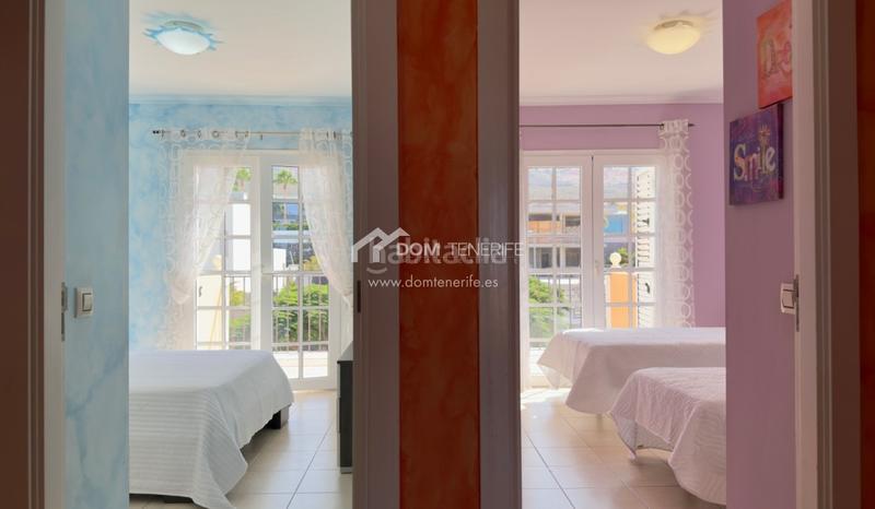 Foto d8ddf805-2ffe-4179-a373-997a7cc7661d. Casa nos complace presentar esta espaciosa y elegante casa pareada en venta en la codiciada zona de el madroñal, costa . con una s en Adeje