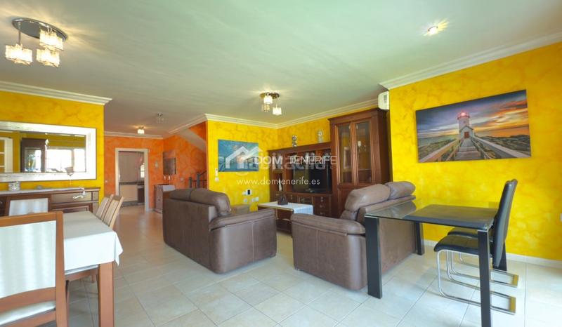 Foto e0f7427d-a05b-458a-afca-c5d570293983. Casa nos complace presentar esta espaciosa y elegante casa pareada en venta en la codiciada zona de el madroñal, costa . con una s en Adeje