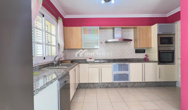 Foto e450958a-307e-4391-84ff-4693163c1b5e. Casa nos complace presentar esta espaciosa y elegante casa pareada en venta en la codiciada zona de el madroñal, costa . con una s en Adeje