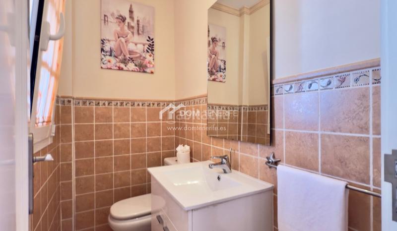 Foto e4666d4c-9303-4d2d-9f9f-146bfc04e943. Casa nos complace presentar esta espaciosa y elegante casa pareada en venta en la codiciada zona de el madroñal, costa . con una s en Adeje