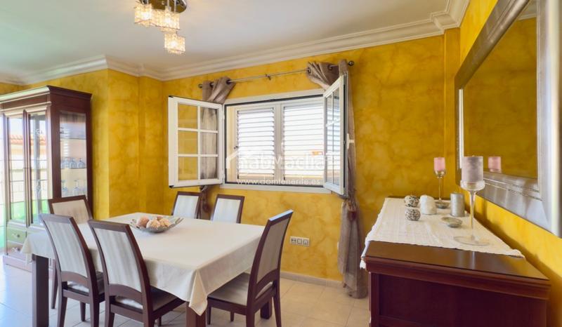 Foto e899941c-8d4a-4e19-847f-e6d974afcbc7. Casa nos complace presentar esta espaciosa y elegante casa pareada en venta en la codiciada zona de el madroñal, costa . con una s en Adeje