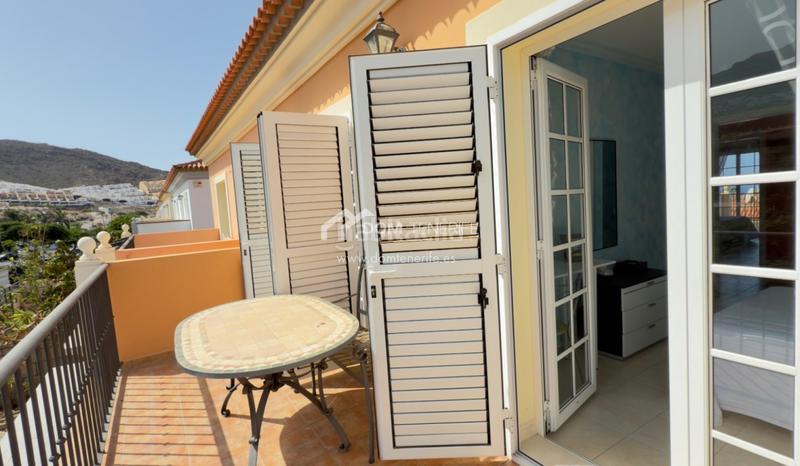 Foto ec5b9583-6cd7-41ad-8c8d-a600455ef34f. Casa nos complace presentar esta espaciosa y elegante casa pareada en venta en la codiciada zona de el madroñal, costa . con una s en Adeje