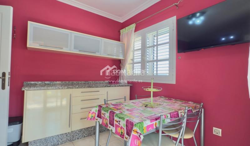 Foto ef4d227d-0210-4877-a3de-1e467601cc5a. Casa nos complace presentar esta espaciosa y elegante casa pareada en venta en la codiciada zona de el madroñal, costa . con una s en Adeje