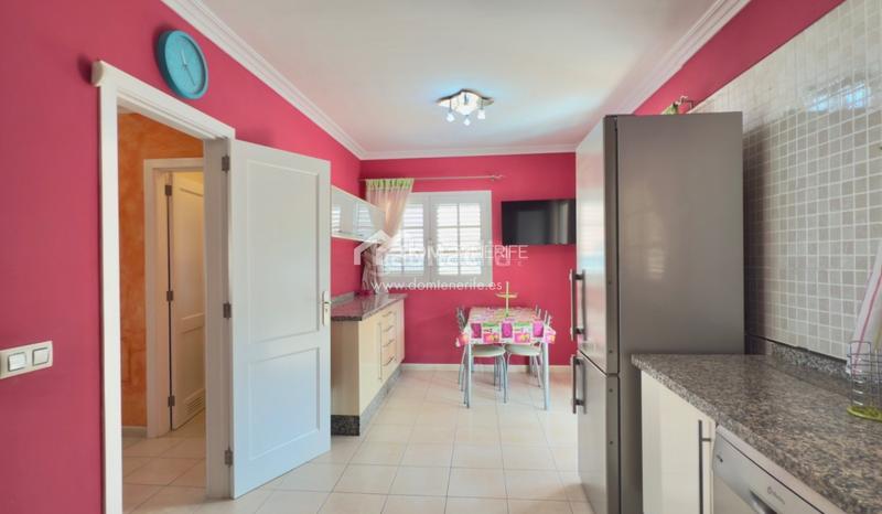 Foto fc8d25c9-2498-43e8-b650-3f6d07d1fc8e. Casa nos complace presentar esta espaciosa y elegante casa pareada en venta en la codiciada zona de el madroñal, costa . con una s en Adeje