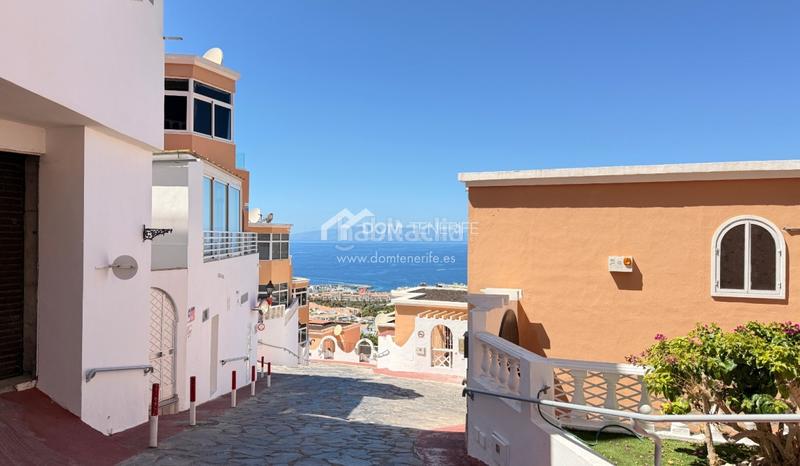 Foto dec6dc2e-946f-40c0-b348-93c8fc0cfe18. Casa  adosada denbsplujo con impresionantes vistas al océano en la zona más exclusiva del sur de tenerife. esta propiedad excepcion en Adeje