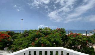 Casa a Playa de Fañabé. Esta exclusiva villa moderna en primera línea de la playa de fañ