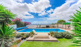 Casa en Granadilla de Abona ciudad. Elegante casa independiente con piscina privada climatizada en g