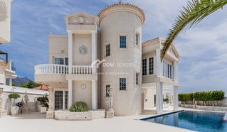 Casa a La Caleta. Se presenta esta exclusiva villa de lujo ubicada en el codiciado