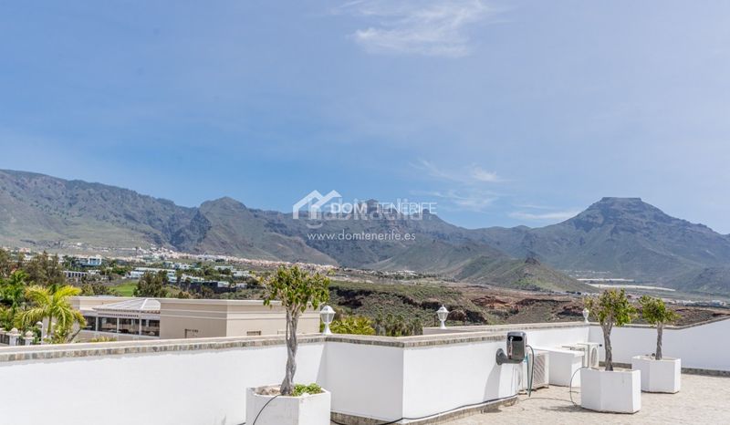 Foto c04b2d15-2625-4432-a5cf-7aa286251cf8. Casa amb aparcament piscina a La Caleta Adeje