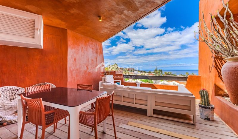 Foto 0e09adab-e0d6-4243-a42b-7cb3c37acb44. Piso dom tenerife real estate presenta un elegante ático dúplex en la codiciada comunidad costera de palmmar, en la soleada costa sur d en Arona