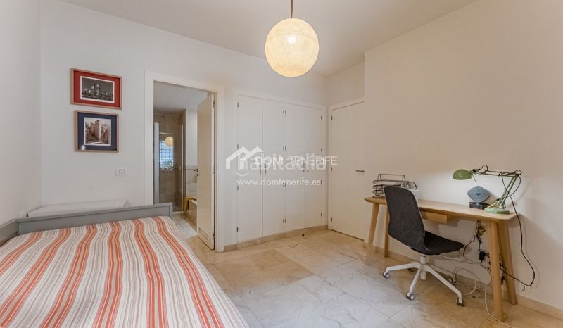 Foto 4973928a-b307-41e6-a8ef-29e9a944bf54. Piso dom tenerife real estate presenta un elegante ático dúplex en la codiciada comunidad costera de palmmar, en la soleada costa sur d en Arona