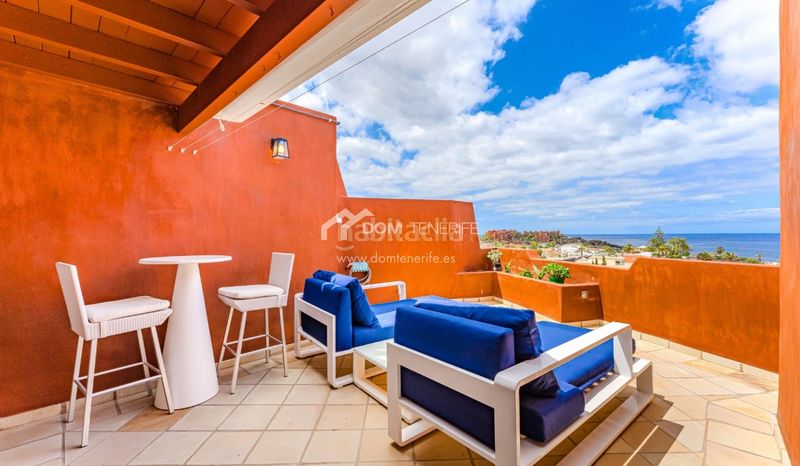 Foto 9142c9a1-2f28-48dd-8caa-4ba361c24ab0. Piso dom tenerife real estate presenta un elegante ático dúplex en la codiciada comunidad costera de palmmar, en la soleada costa sur d en Arona