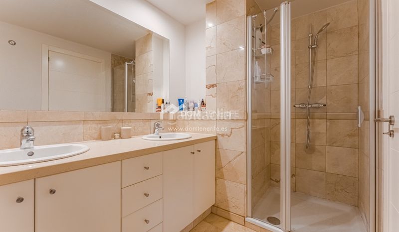 Foto b7098f7f-ae0c-4cc3-917a-4cab94b32bbf. Piso dom tenerife real estate presenta un elegante ático dúplex en la codiciada comunidad costera de palmmar, en la soleada costa sur d en Arona