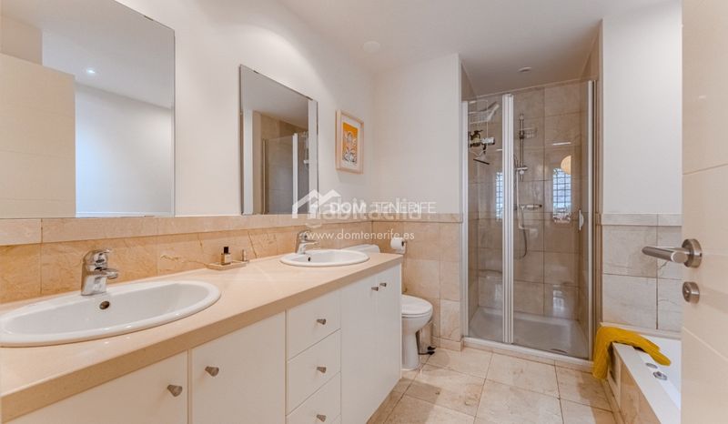 Foto b7ba4964-f22f-4203-bf61-83f681a8805d. Piso dom tenerife real estate presenta un elegante ático dúplex en la codiciada comunidad costera de palmmar, en la soleada costa sur d en Arona