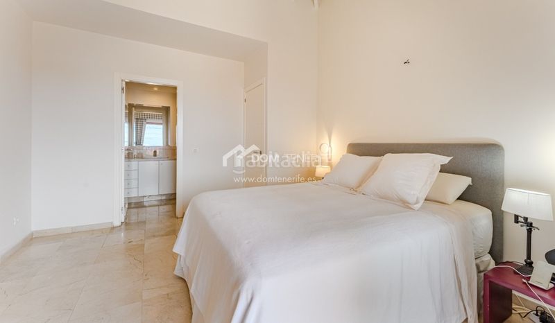 Foto d05c80b4-06e6-4550-a035-2d829511e3b0. Piso dom tenerife real estate presenta un elegante ático dúplex en la codiciada comunidad costera de palmmar, en la soleada costa sur d en Arona