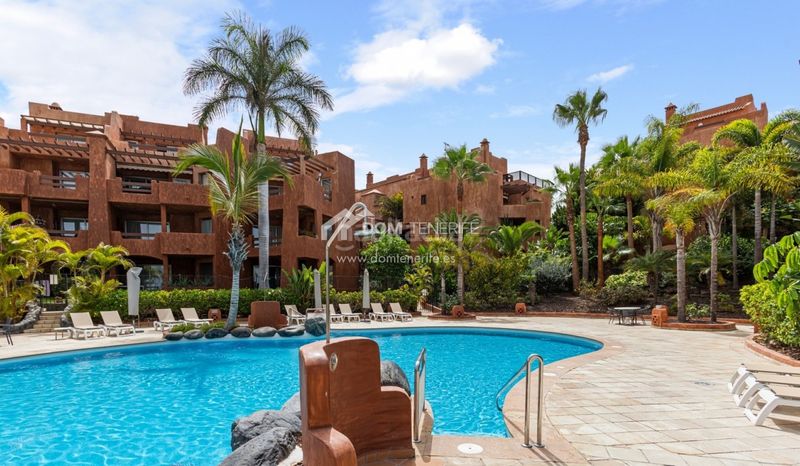 Foto d41905ba-9a37-4f3f-b129-39a30f57d1bd. Piso dom tenerife real estate presenta un elegante ático dúplex en la codiciada comunidad costera de palmmar, en la soleada costa sur d en Arona
