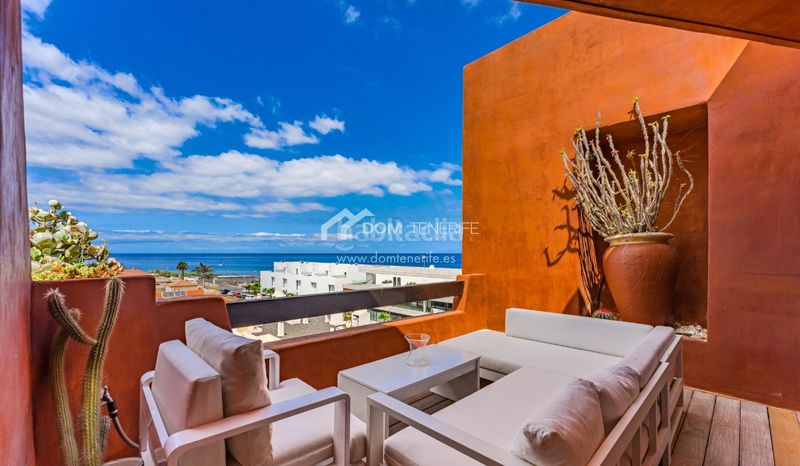 Foto f48c169a-b092-44fe-98be-78a8c945a124. Piso dom tenerife real estate presenta un elegante ático dúplex en la codiciada comunidad costera de palmmar, en la soleada costa sur d en Arona