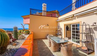 Flat in Playa del Duque. 162 m de terraza y un solárium con cocina exterior definen este